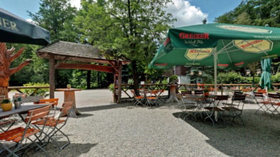 Gemütlicher Biergarten im Sommer