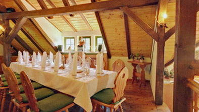 Lokal mit festlich gedeckten Tischen